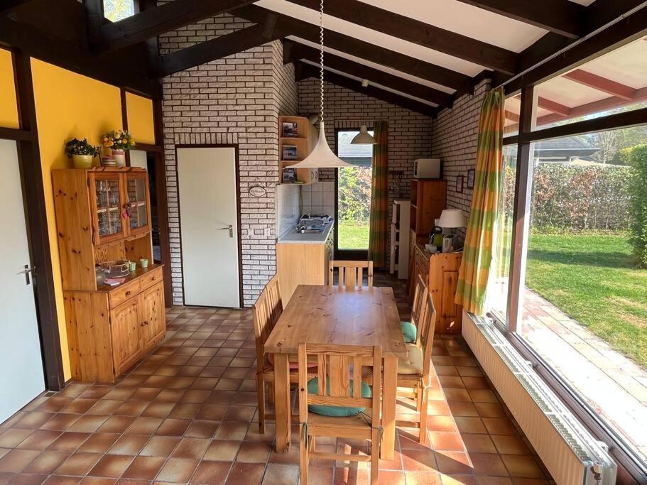 Knusse Bungalow Op Groen Park! 우도르프 외부 사진